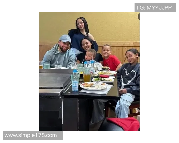 库里在社交媒体上晒出家人欢乐时光，粉丝纷纷点赞