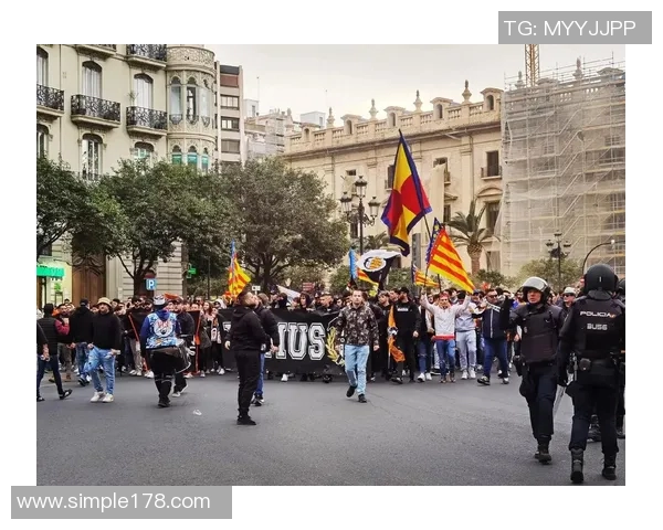 瓦伦西亚主帅辞职,球队表现低迷引发冲突高层紧急处置